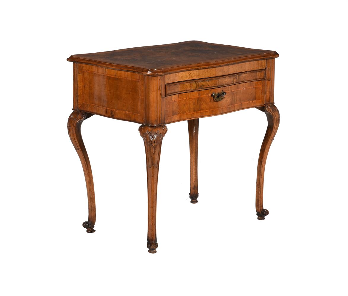 A WALNUT AND CROSSBANDED DRESSING TABLE IN QUEEN ANNE STYLE - Bild 5 aus 6