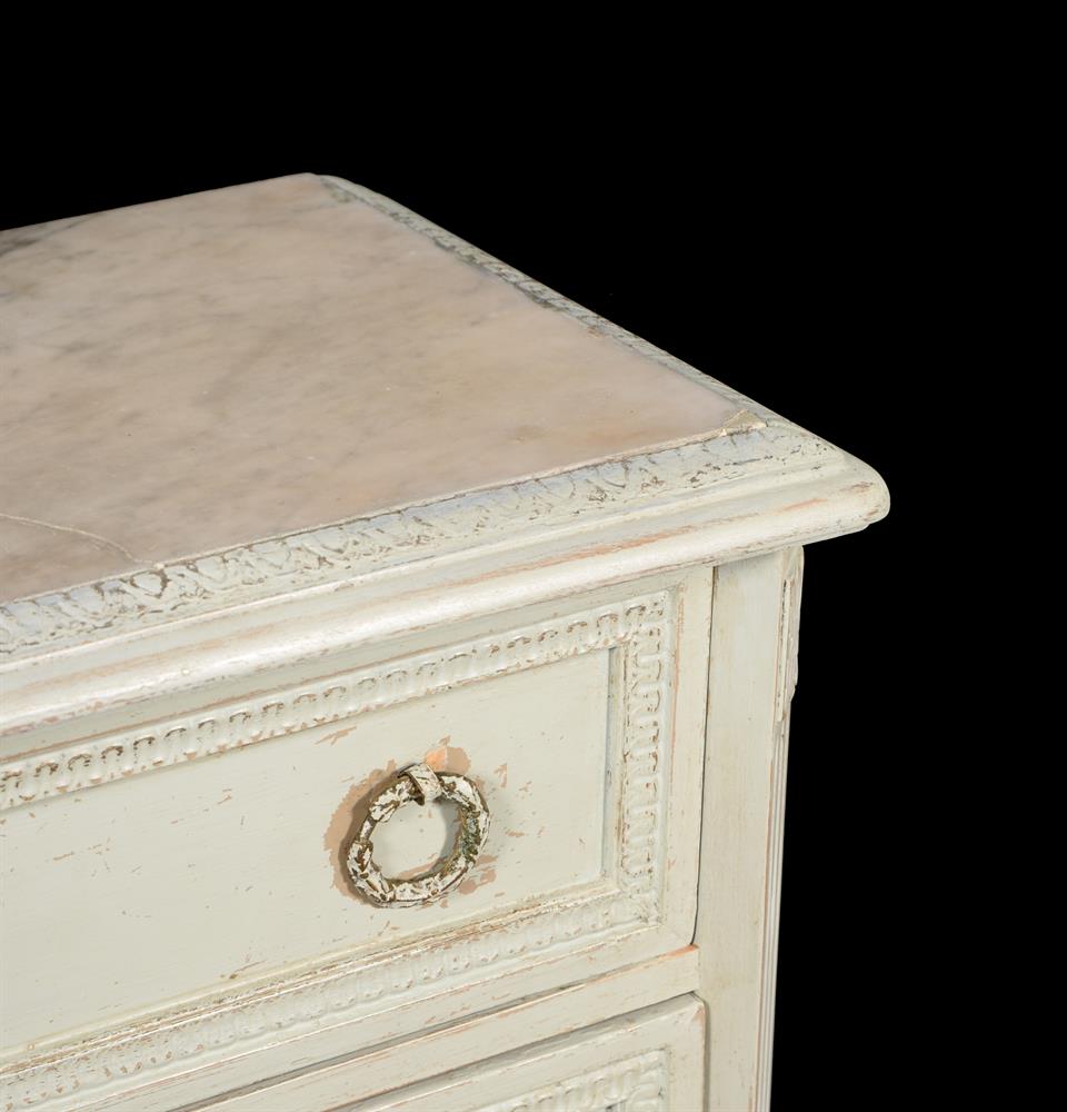 A MATCHED PAIR OF PAINTED WOOD BEDSIDE TABLES IN FRENCH EARLY 19TH CENTURY TASTE - Bild 3 aus 4