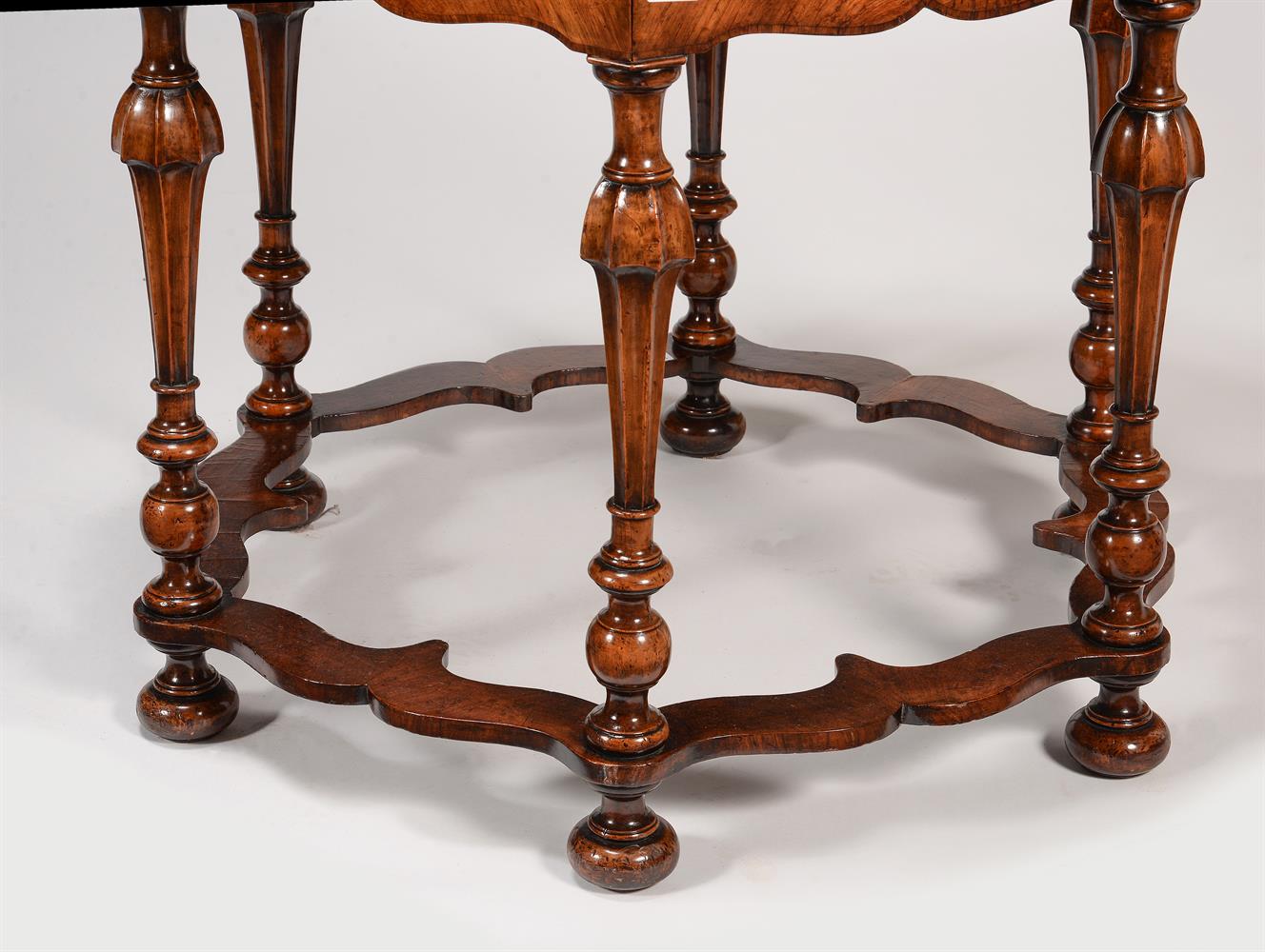 A WALNUT ROUND CENTRE TABLE IN 18TH CENTURY STYLE - Image 4 of 5