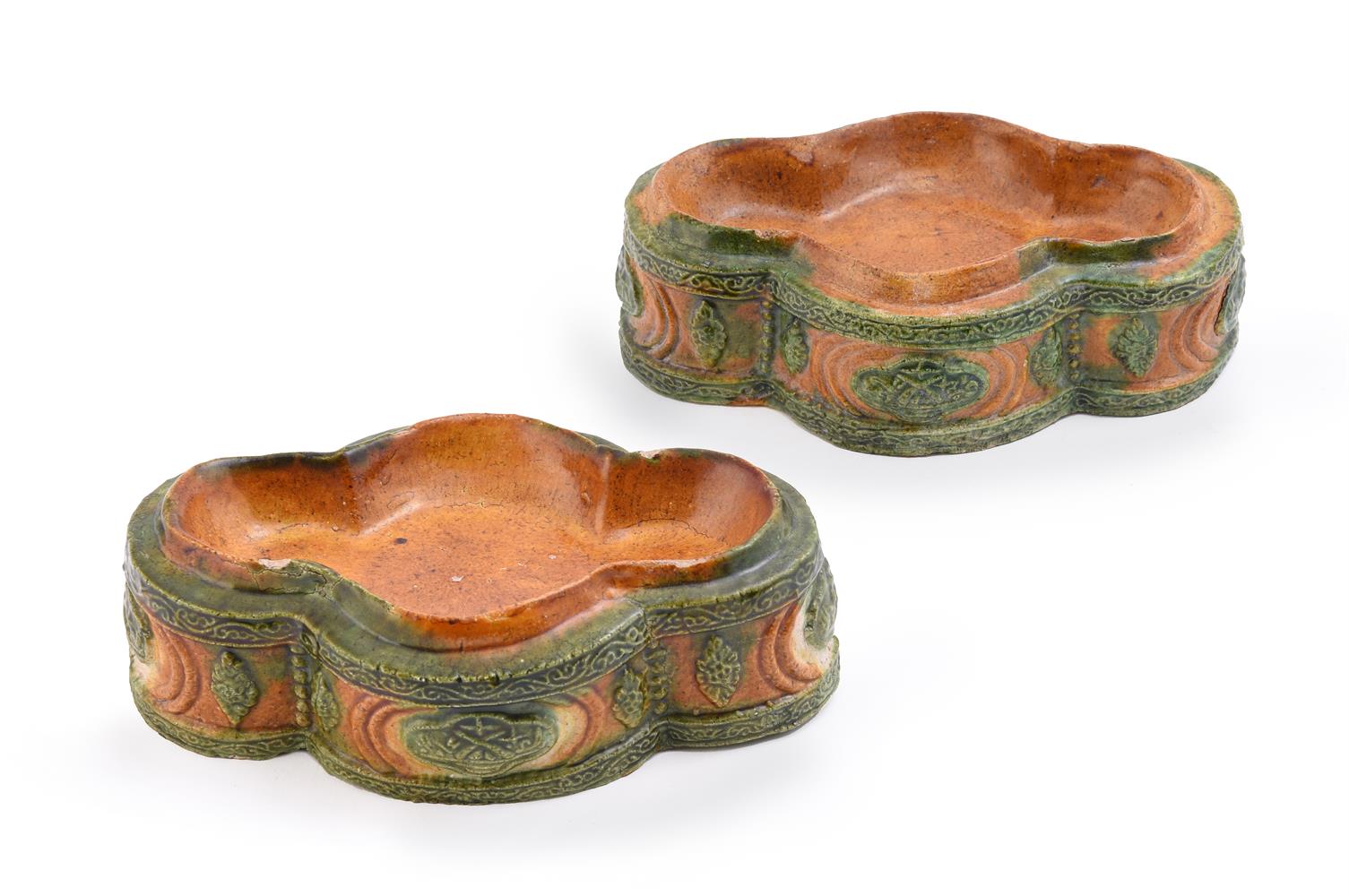 A SET OF TWO SANCAI-GLAZED STACKING QUATRE-LOBED DISHES