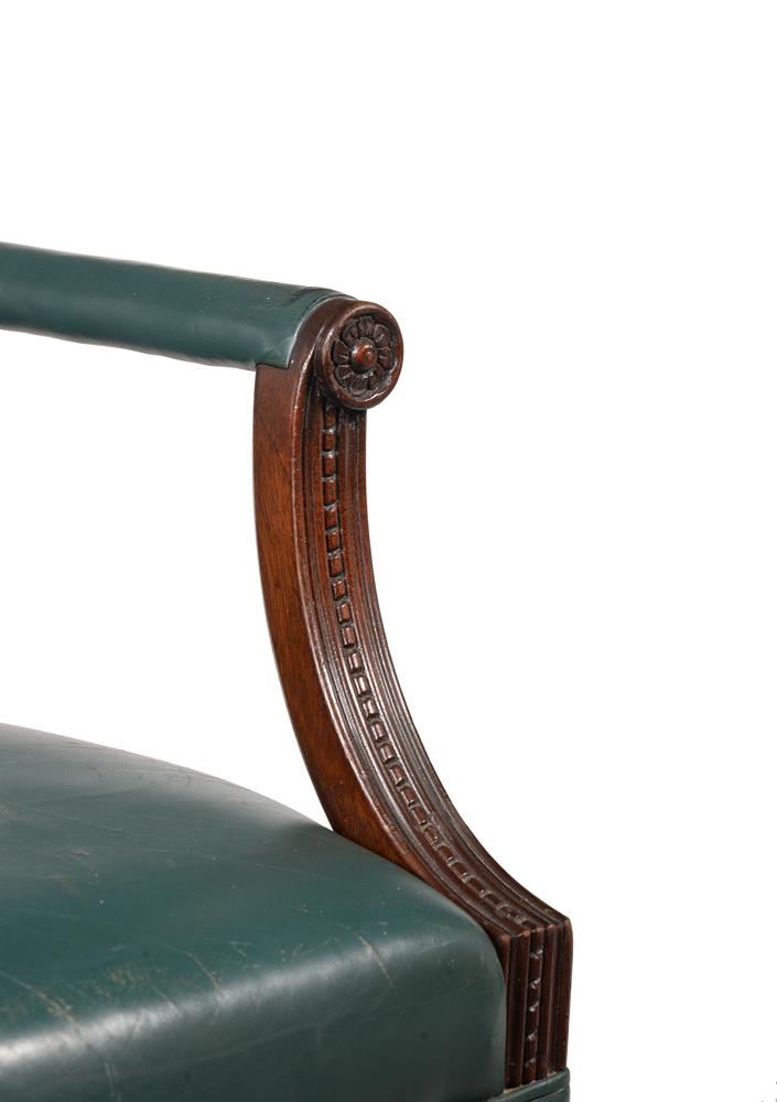 A MAHOGANY AND GREEN LEATHER UPHOLSTERED ARMCHAIR IN GEORGE III STYLE - Bild 2 aus 2