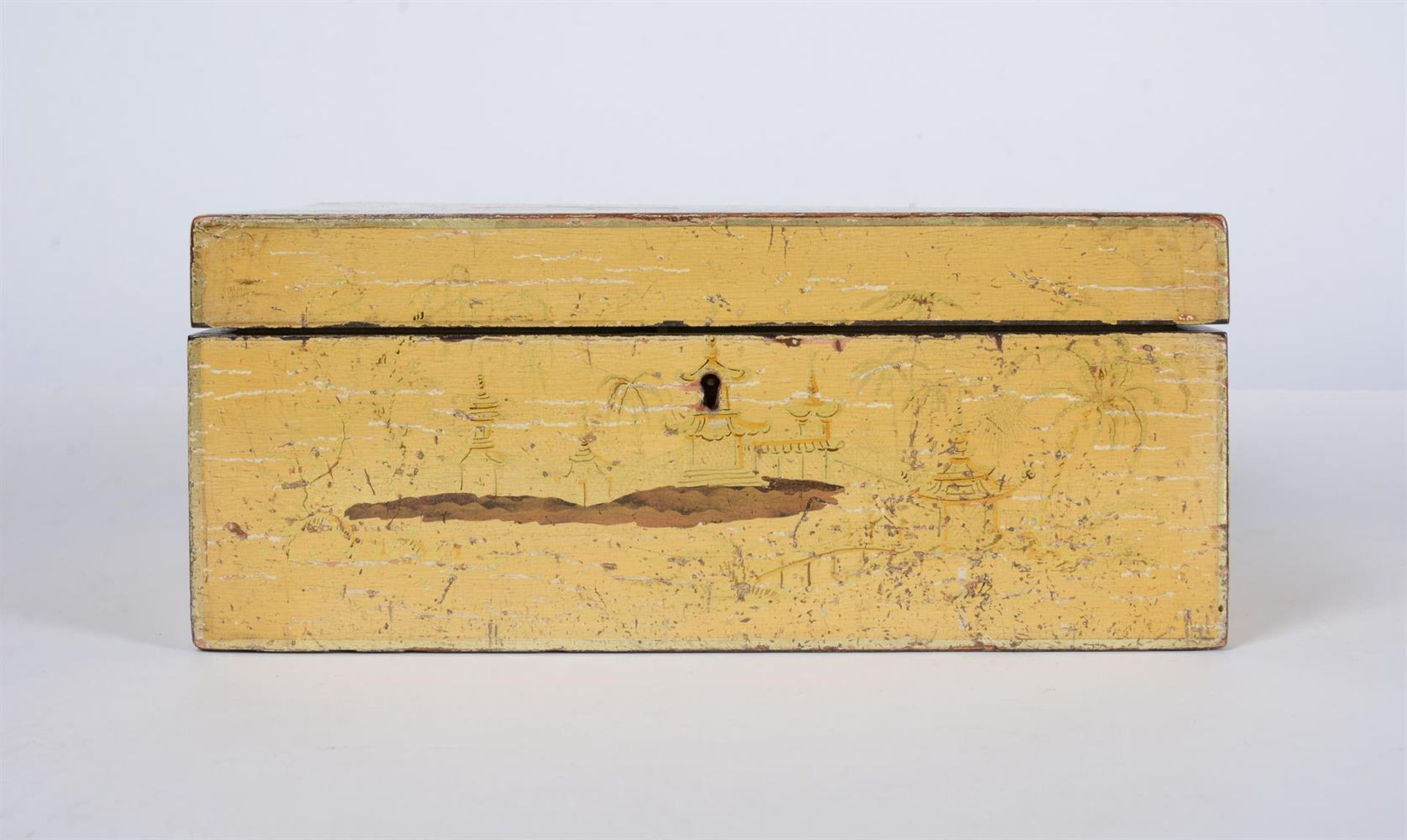 A YELLOW LACQUERED AND CHINOISERIE DECORATED WORK BOX - Image 4 of 5