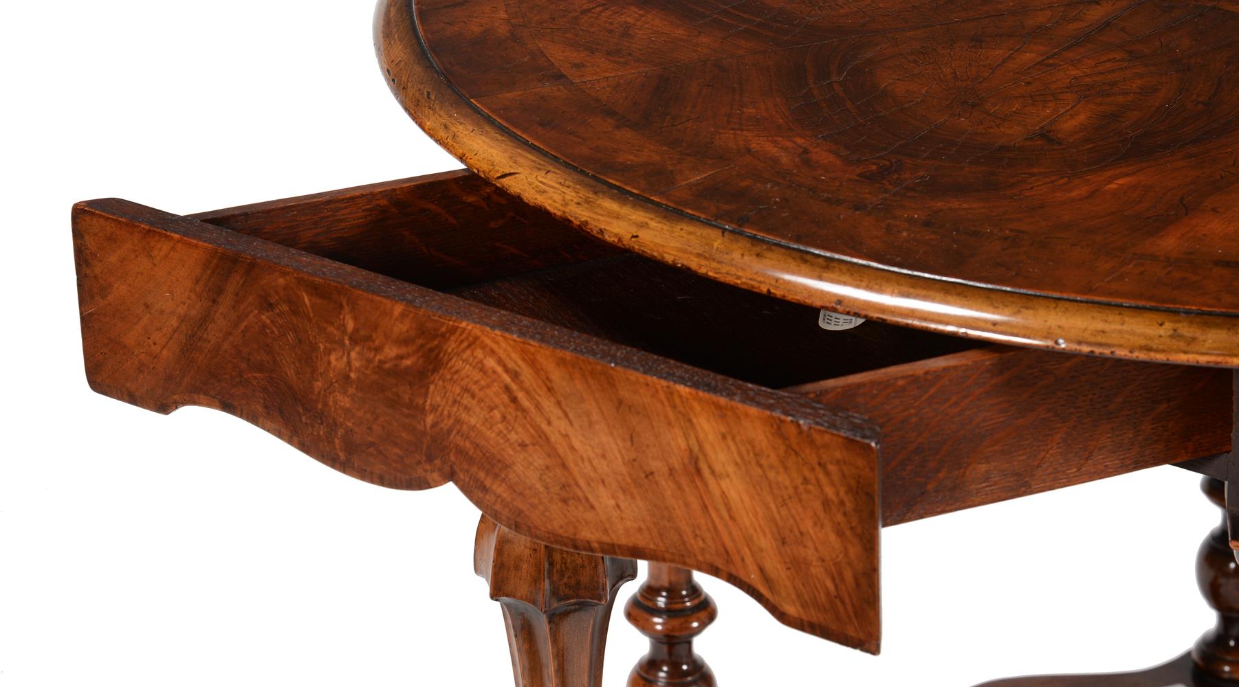A WALNUT ROUND CENTRE TABLE IN 18TH CENTURY STYLE - Image 5 of 5