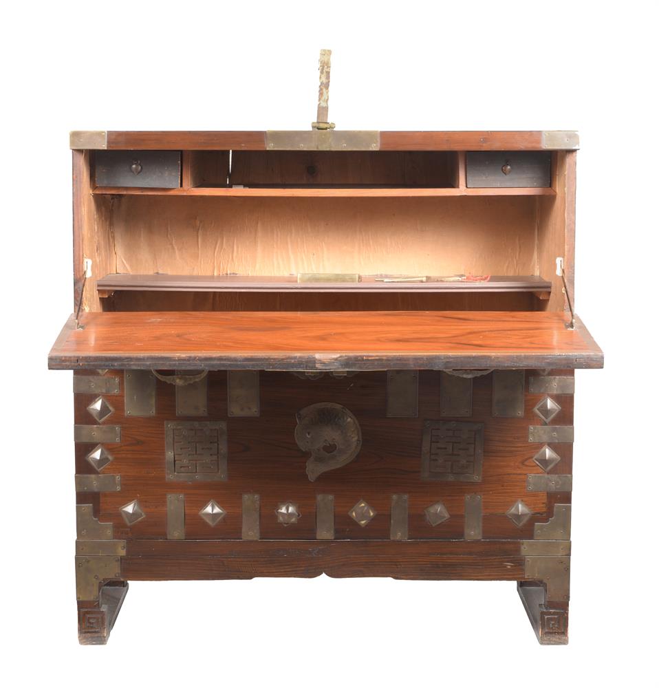 A KOREAN ELM AND BRASS MOUNTED CHEST - Image 4 of 5