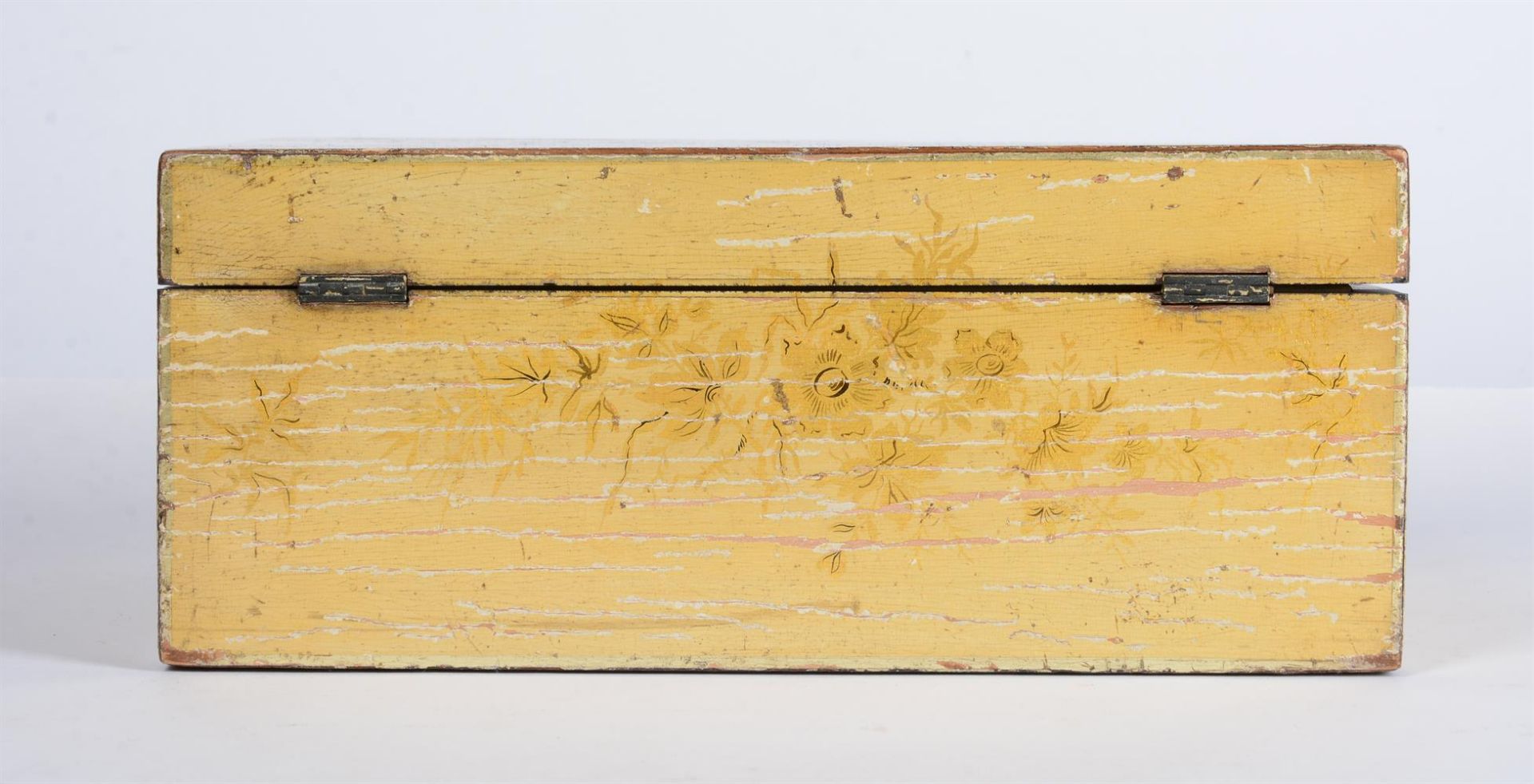 A YELLOW LACQUERED AND CHINOISERIE DECORATED WORK BOX - Image 5 of 5