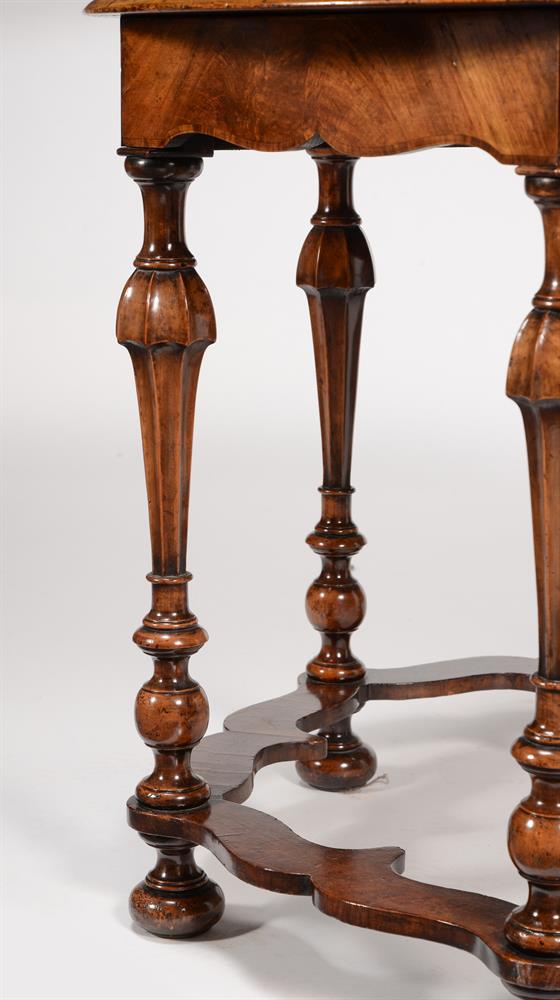 A WALNUT ROUND CENTRE TABLE IN 18TH CENTURY STYLE - Image 3 of 5