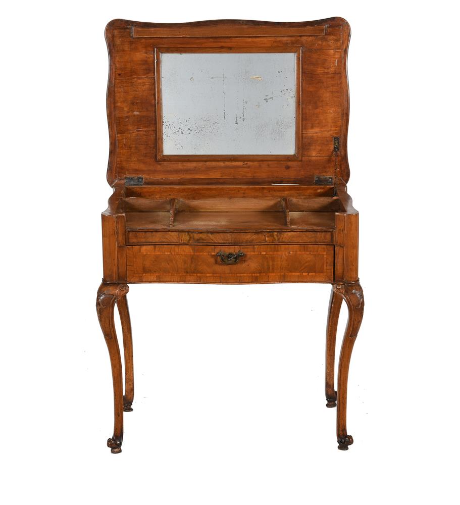 A WALNUT AND CROSSBANDED DRESSING TABLE IN QUEEN ANNE STYLE - Bild 2 aus 6