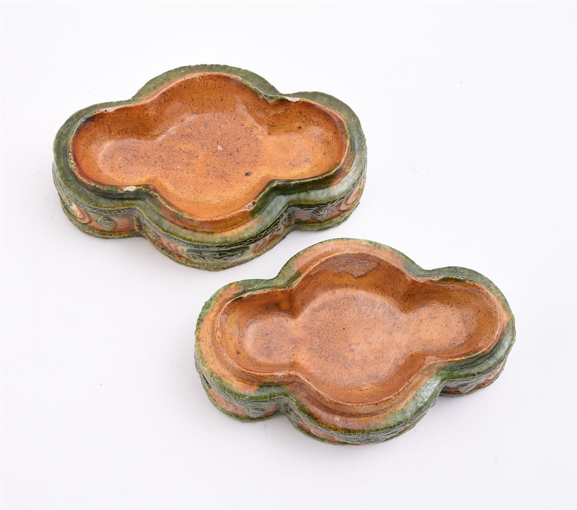 A SET OF TWO SANCAI-GLAZED STACKING QUATRE-LOBED DISHES - Image 4 of 5