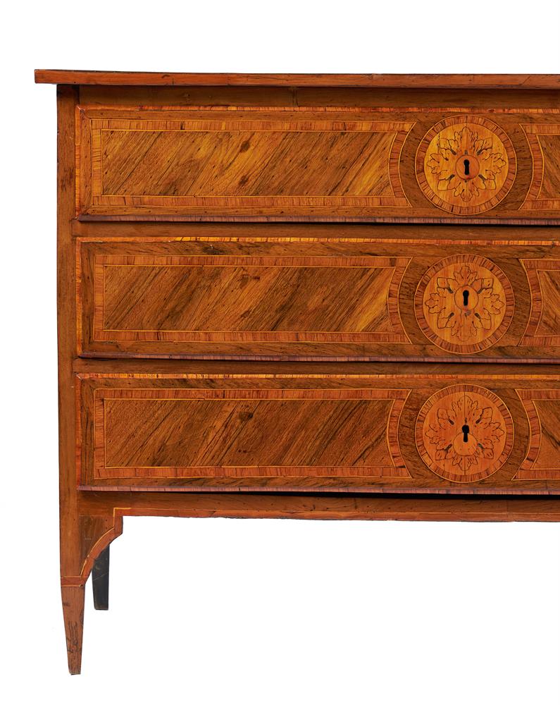 Y AN ITALIAN WALNUT AND TULIPWOOD BANDED COMMODE, LATE 18TH CENTURY - Image 3 of 5