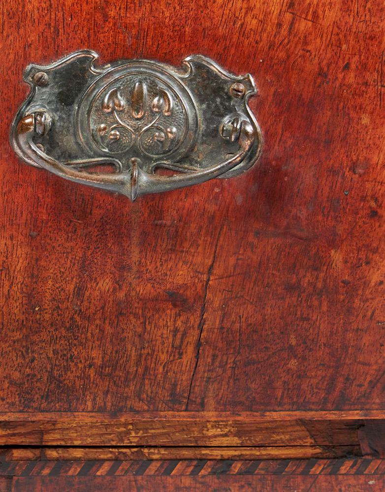 A WALNUT CHEST OF DRAWERS, MID 18TH CENTURY AND LATER - Bild 2 aus 2