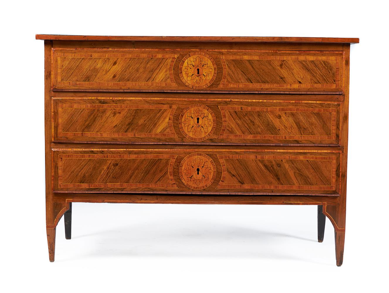 Y AN ITALIAN WALNUT AND TULIPWOOD BANDED COMMODE, LATE 18TH CENTURY - Bild 2 aus 5