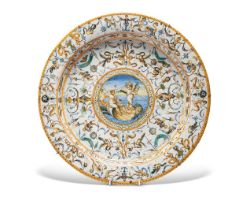 A MAIOLICA CHARGER, LATE 16TH CENTURY/EARLY 17TH CENTURY