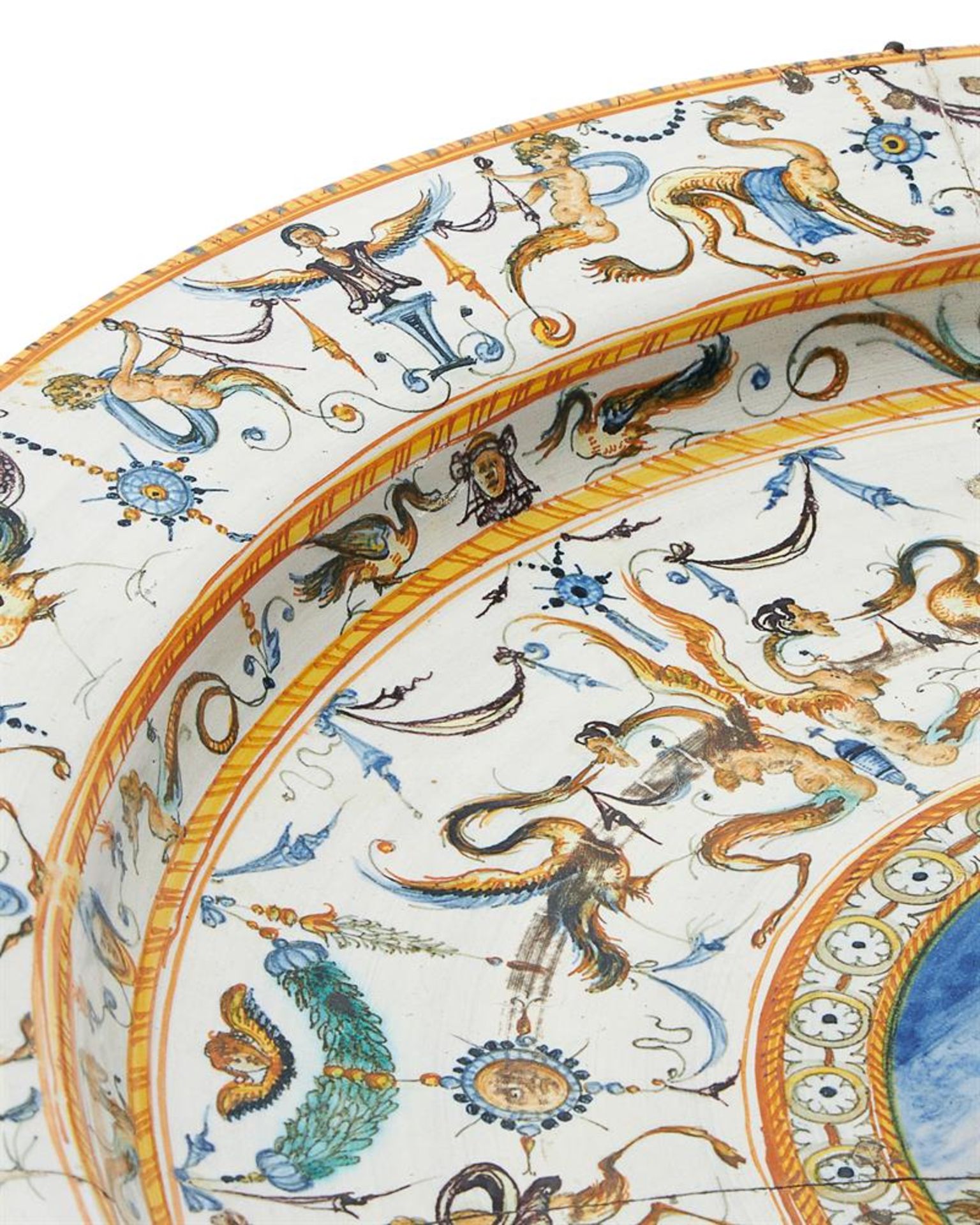 A MAIOLICA CHARGER, LATE 16TH CENTURY/EARLY 17TH CENTURY - Image 6 of 9