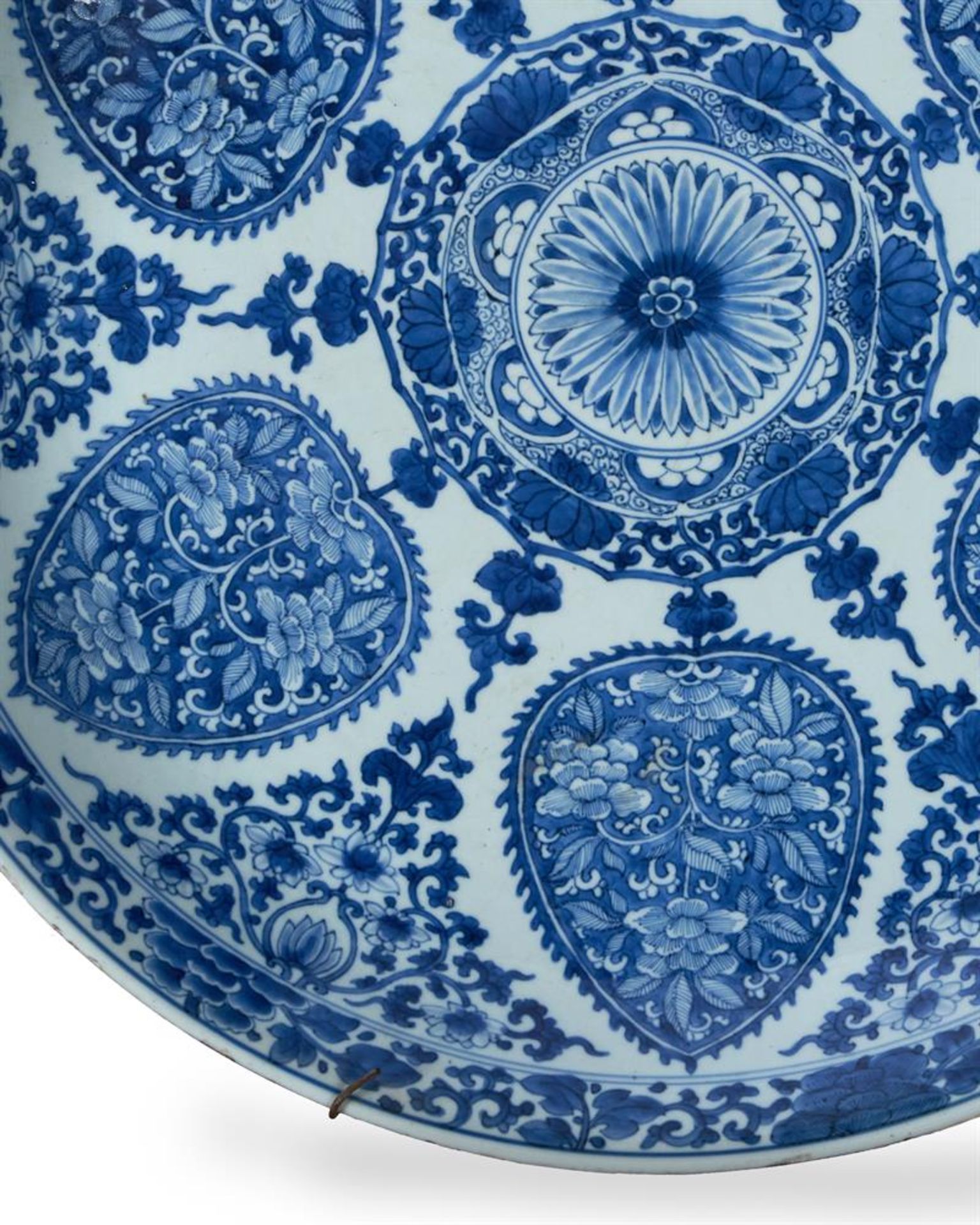 A LARGE PAIR OF BLUE AND WHITE DISHES FOR THE ISLAMIC MARKET, KANGXI PERIOD - Image 7 of 7