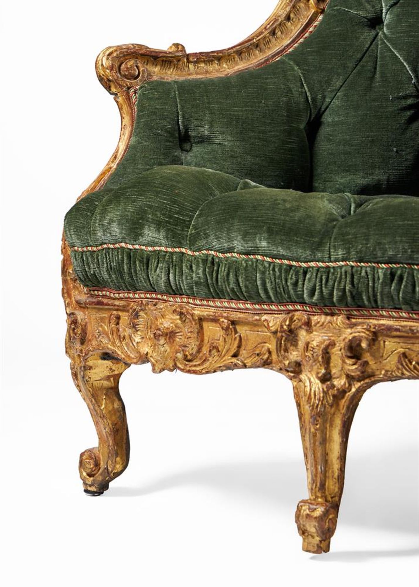 A LARGE CONTINENTAL CARVED GILTWOOD SOFA OR CANAPE A CONFIDENTS, MID 18TH CENTURY - Image 9 of 9
