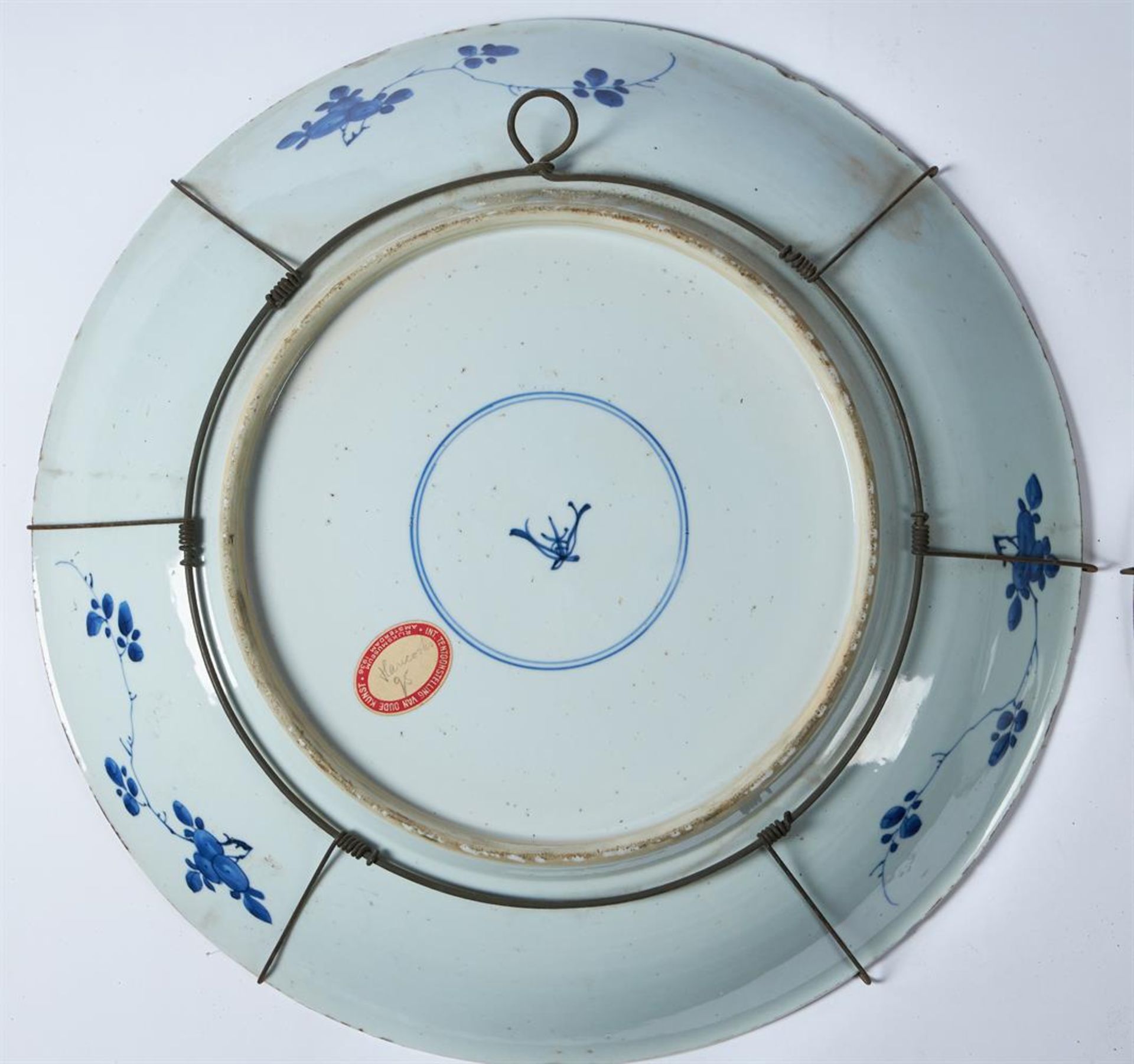 A LARGE PAIR OF BLUE AND WHITE DISHES FOR THE ISLAMIC MARKET, KANGXI PERIOD - Image 5 of 7