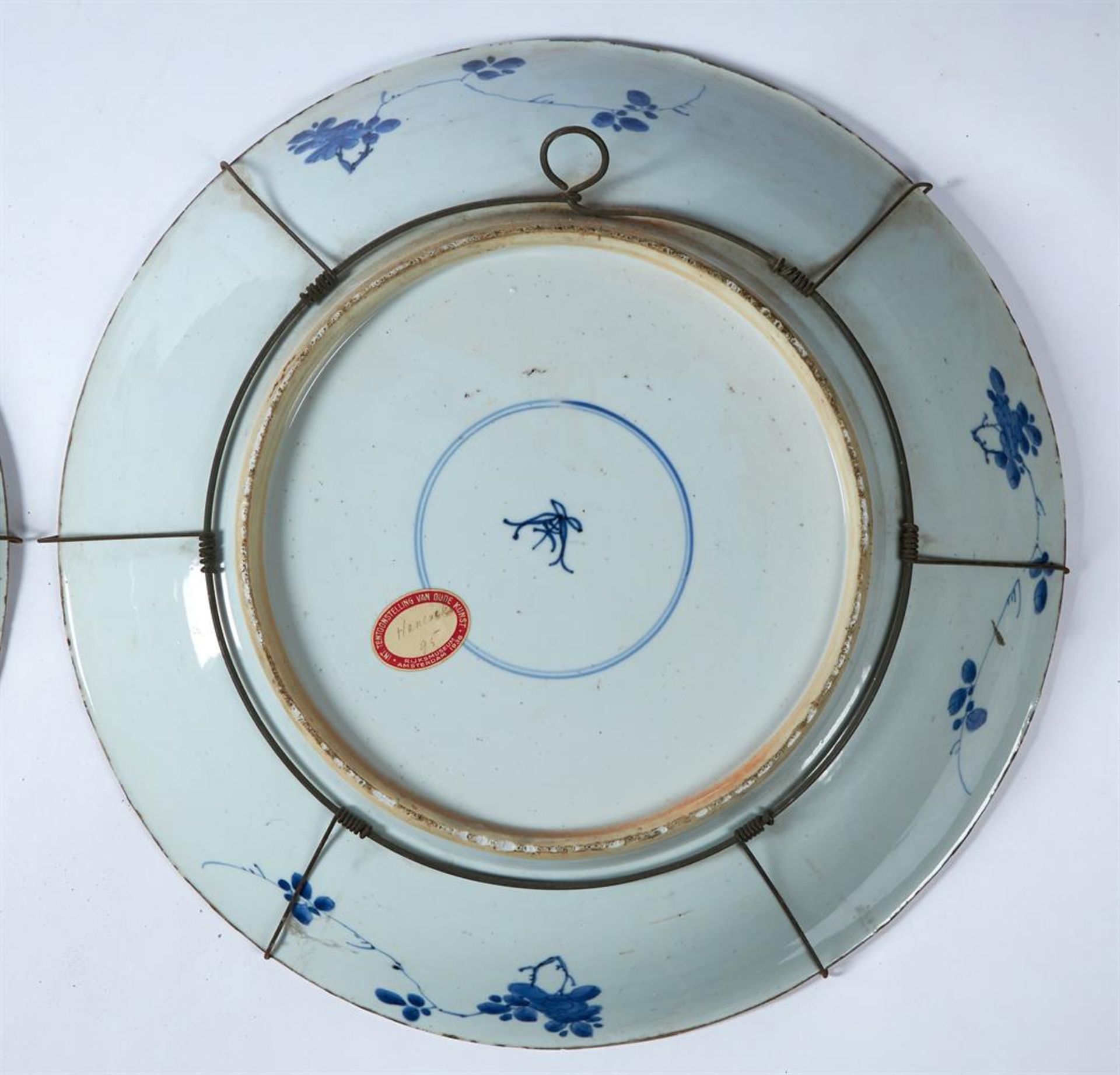 A LARGE PAIR OF BLUE AND WHITE DISHES FOR THE ISLAMIC MARKET, KANGXI PERIOD - Image 3 of 7