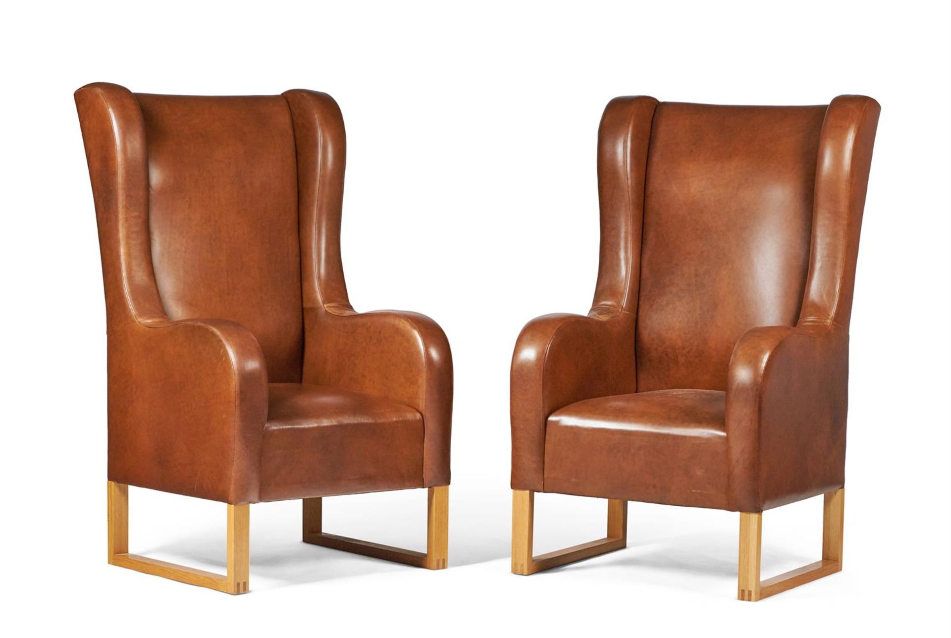 A SET OF FOUR OAK AND LEATHER UPHOLSTERED WING ARMCHAIRS, MODERN