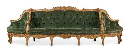 A LARGE CONTINENTAL CARVED GILTWOOD SOFA OR CANAPE A CONFIDENTS, MID 18TH CENTURY