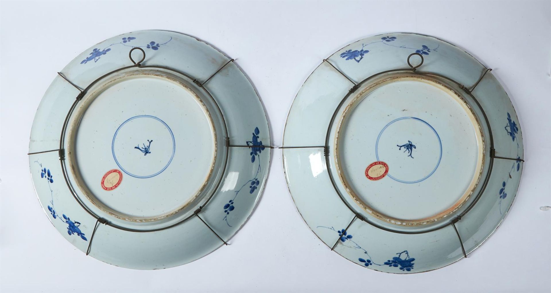 A LARGE PAIR OF BLUE AND WHITE DISHES FOR THE ISLAMIC MARKET, KANGXI PERIOD - Image 2 of 7