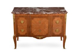 Y A FRENCH WALNUT AND KINGWOOD BANDED COMMODE IN LOUIS XVI STYLE