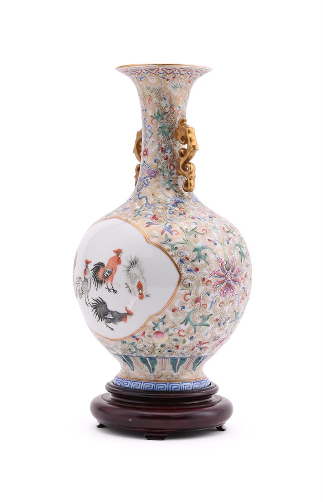 A Chinese famille rose twin handled 'Cockerels' vase - Image 4 of 6
