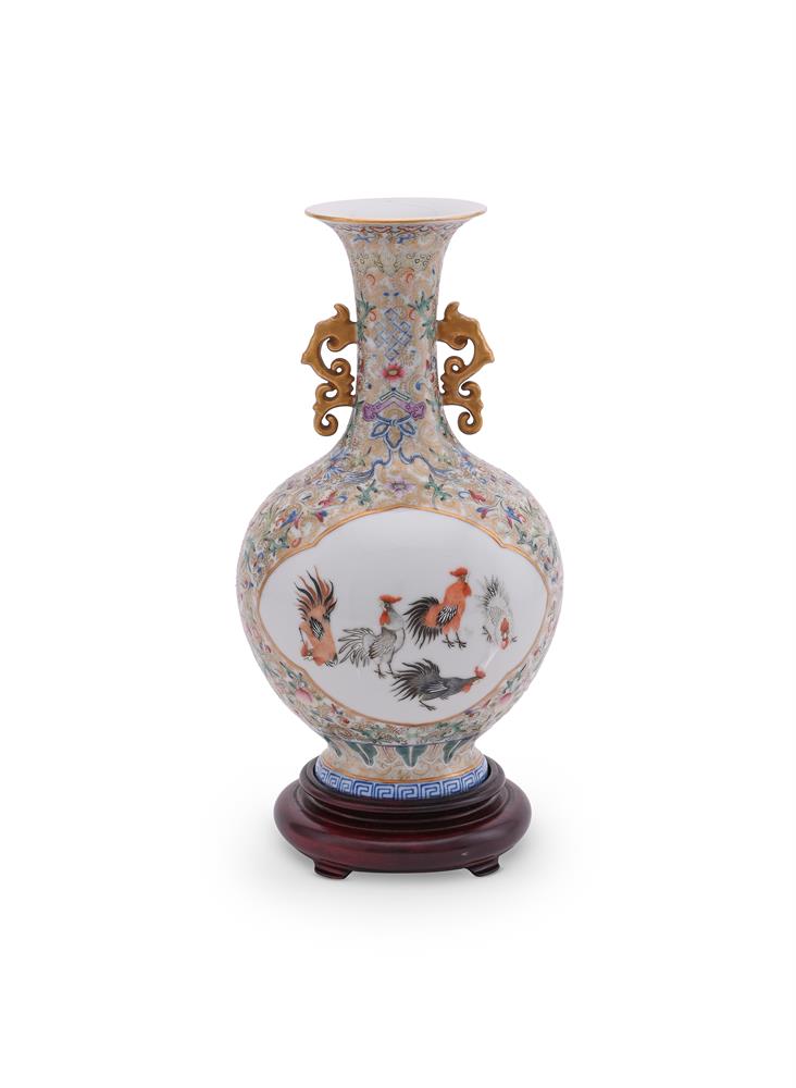 A Chinese famille rose twin handled 'Cockerels' vase - Image 3 of 6