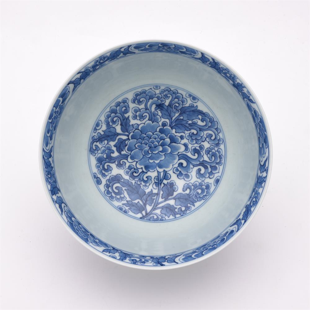 A Chinese blue and white 'Lotus' bowl - Image 2 of 7