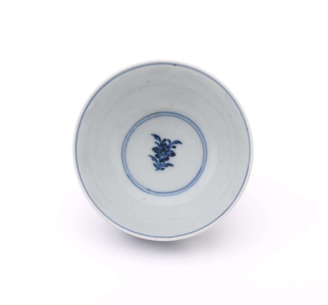 An attractive Chinese blue and white Ming-style bowl - Image 2 of 4