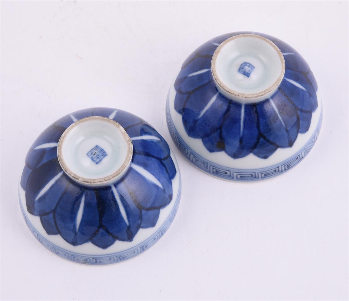 A pair of Chinese blue and white 'Lotus' cups - Image 3 of 4