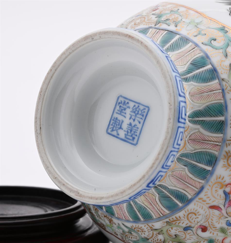 A Chinese famille rose twin handled 'Cockerels' vase - Image 6 of 6