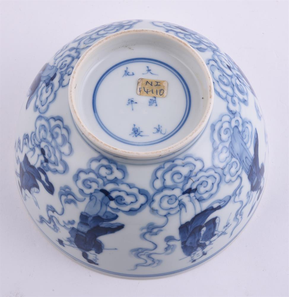 A Chinese blue and white 'Eight Immortals' bowl - Image 4 of 4