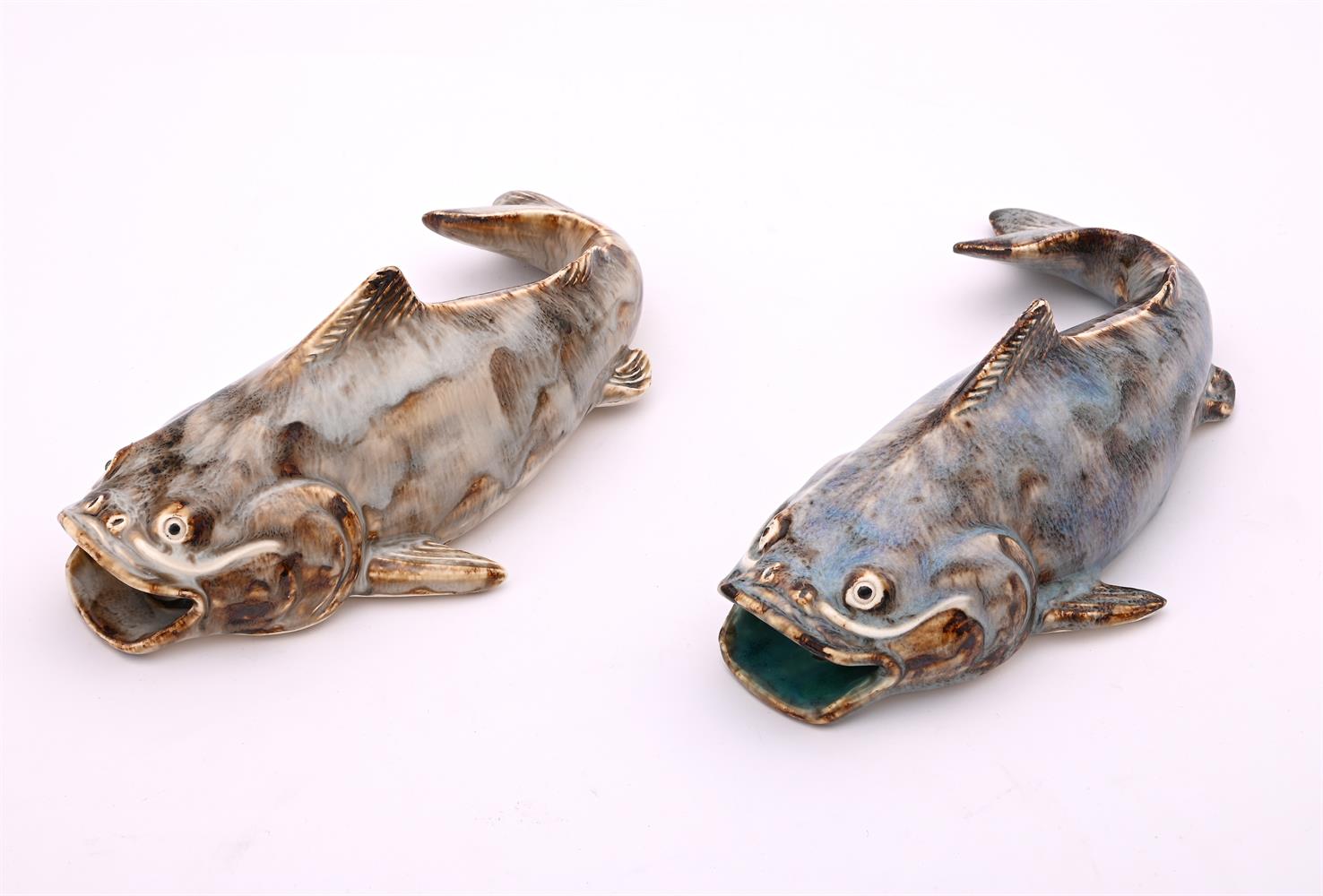A pair of Chinese 'Catfish' porcelain wall pockets - Image 3 of 4