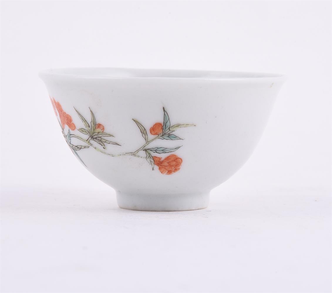 A small Chinese famille rose cup - Image 2 of 3