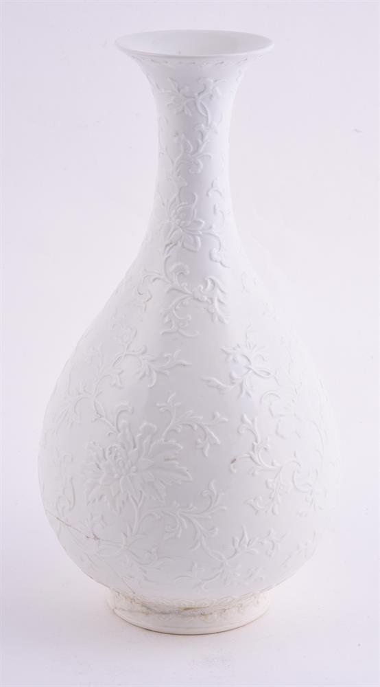 A rare Chinese white-glazed vase - Image 2 of 3