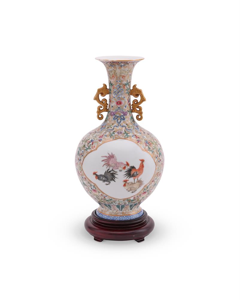 A Chinese famille rose twin handled 'Cockerels' vase - Image 2 of 6