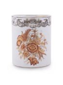 A Chinse export crested porcelain tankard