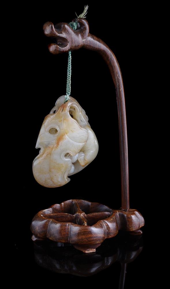 A Chinese pale celadon jade 'squirrel and grapes' pendant - Bild 2 aus 3