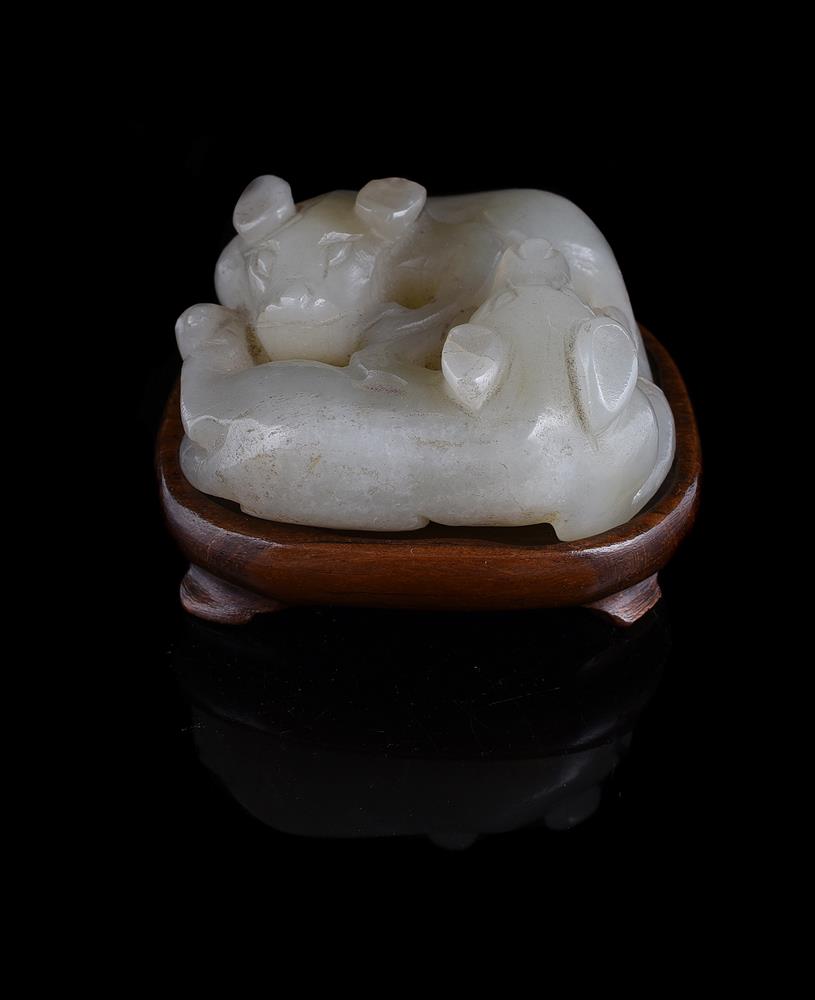 A Chinese pale celadon 'Twin cats' jade carving - Bild 2 aus 8