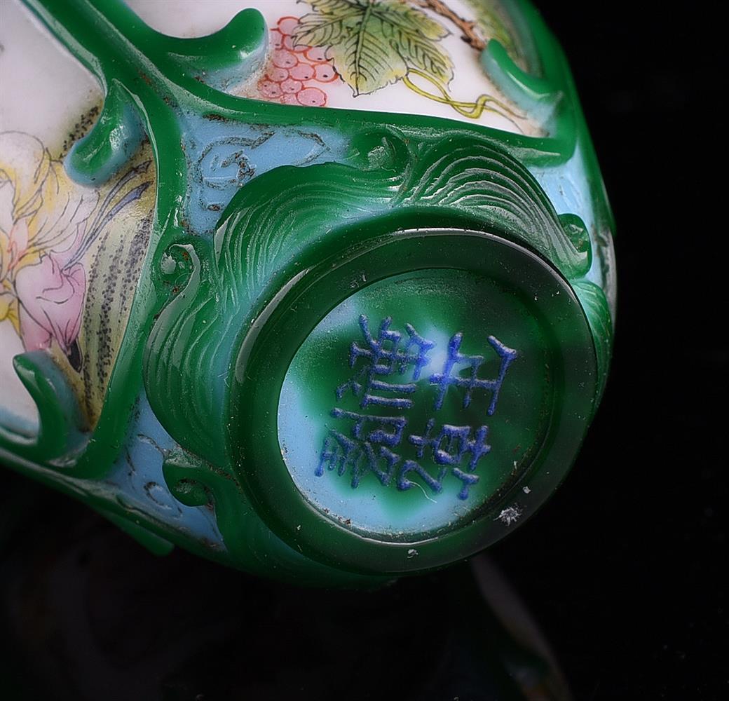 A green and blue glass overlay snuff bottle - Bild 5 aus 5