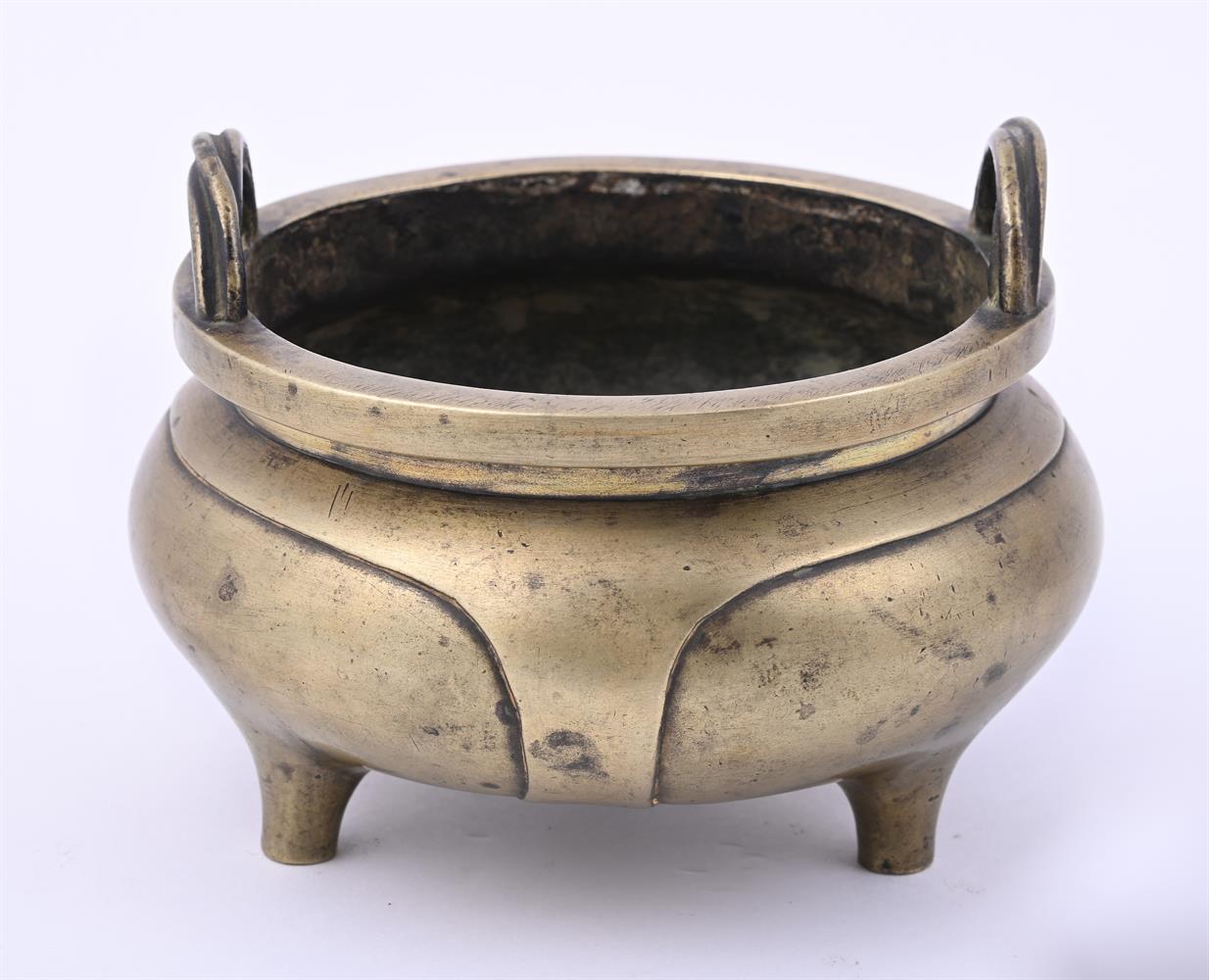 A Chinese bronze tripod censer - Image 2 of 5