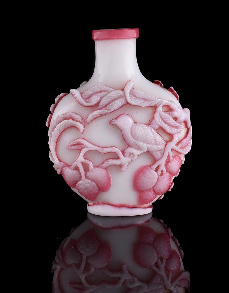 A Chinese pink and milky-white double-overlay glass snuff bottle - Bild 3 aus 5