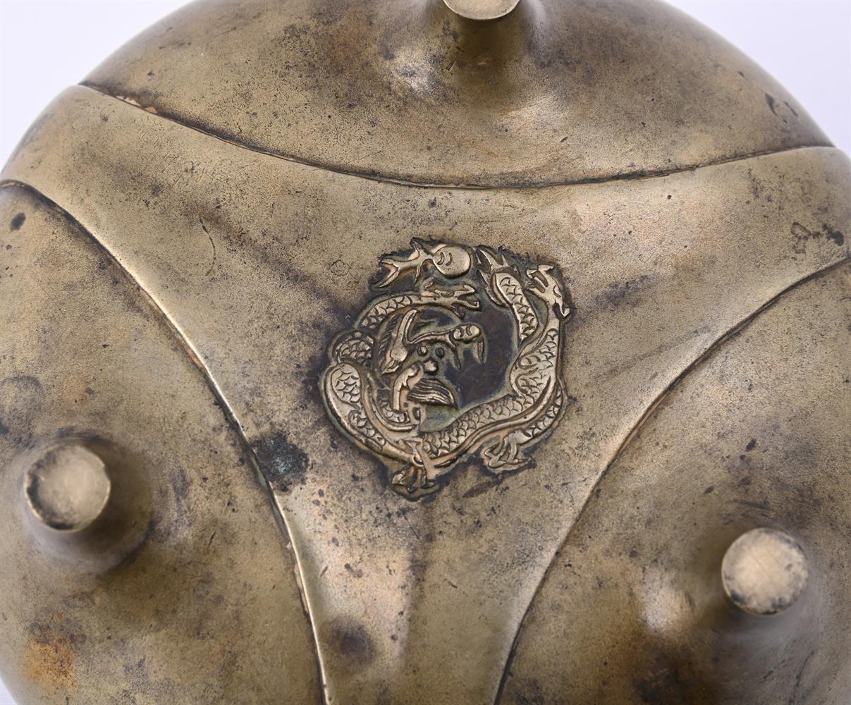 A Chinese bronze tripod censer - Image 4 of 5