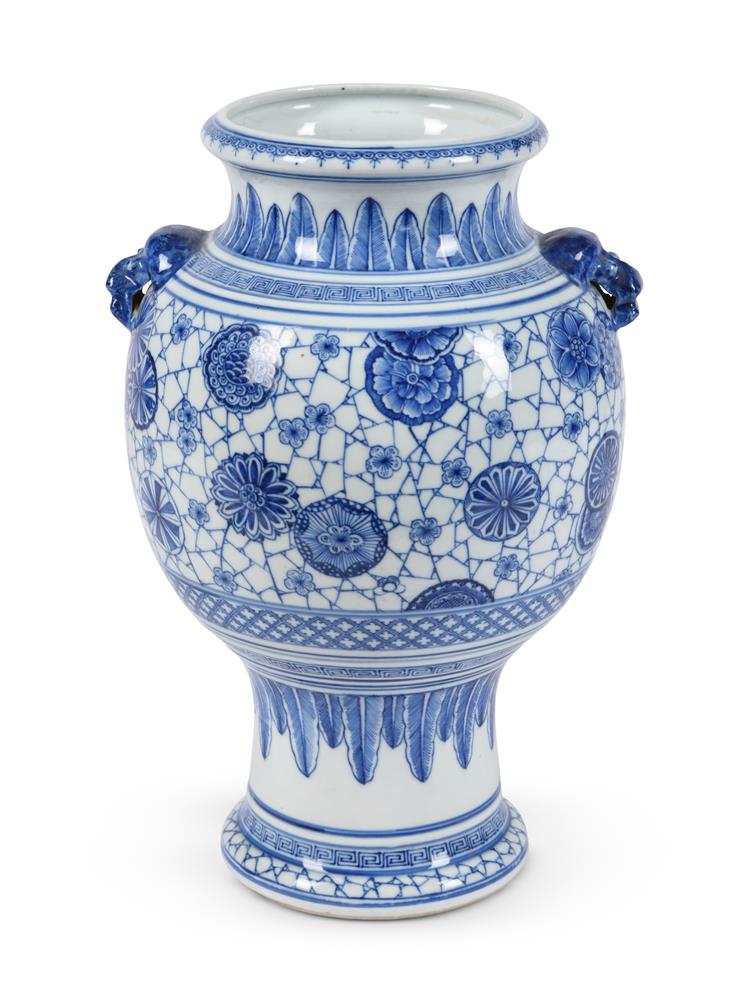 A Chinese blue and white twin handled vase - Image 2 of 4