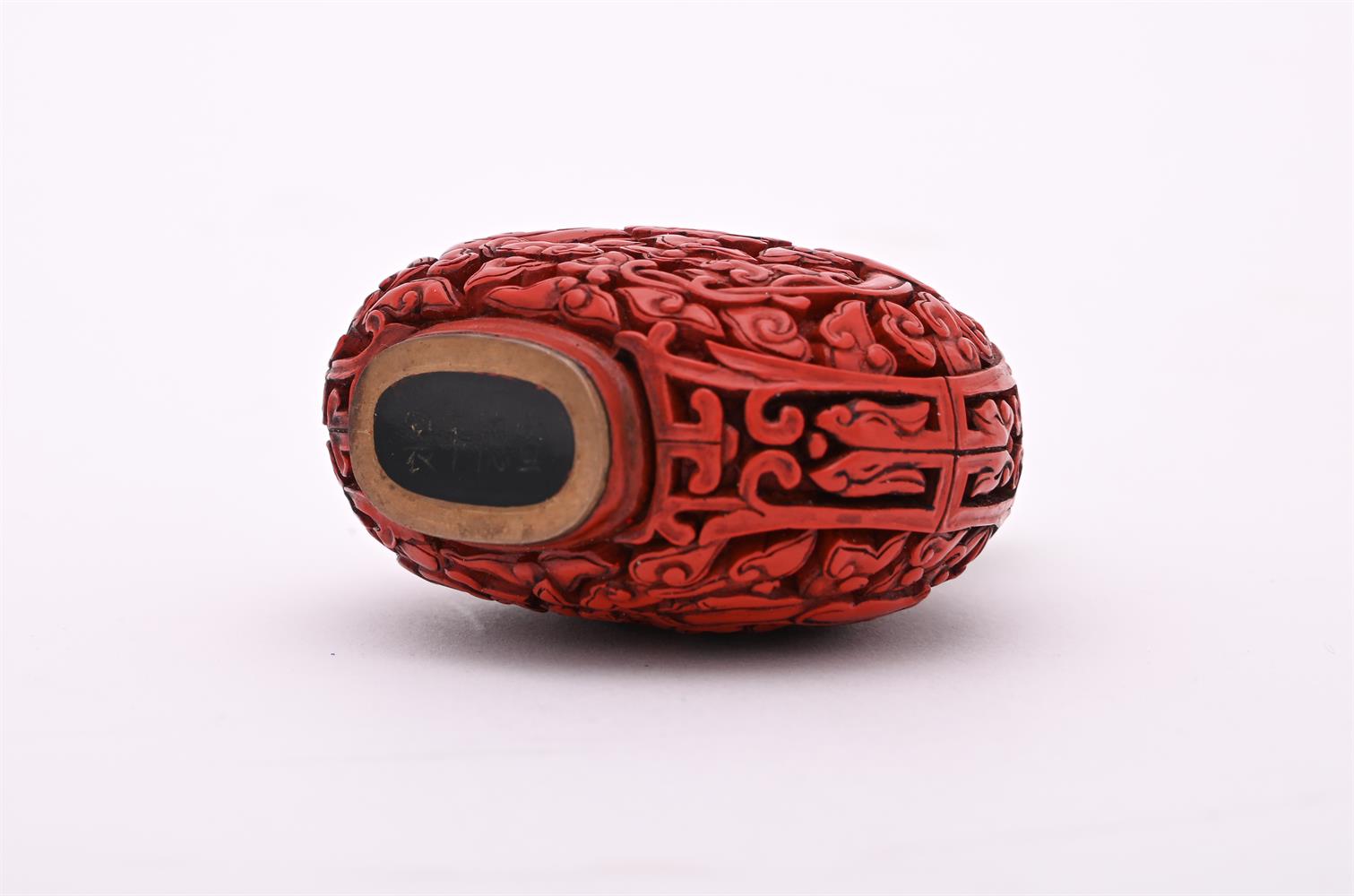 A Chinese cinnabar snuff bottle - Image 3 of 4