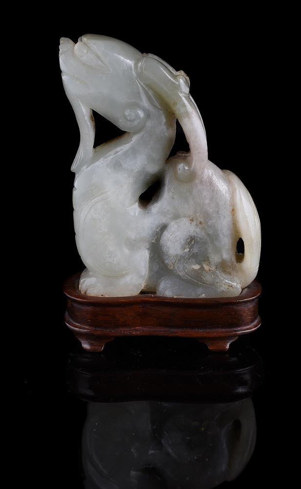 A Chinese pale celadon 'Twin cats' jade carving - Bild 6 aus 8