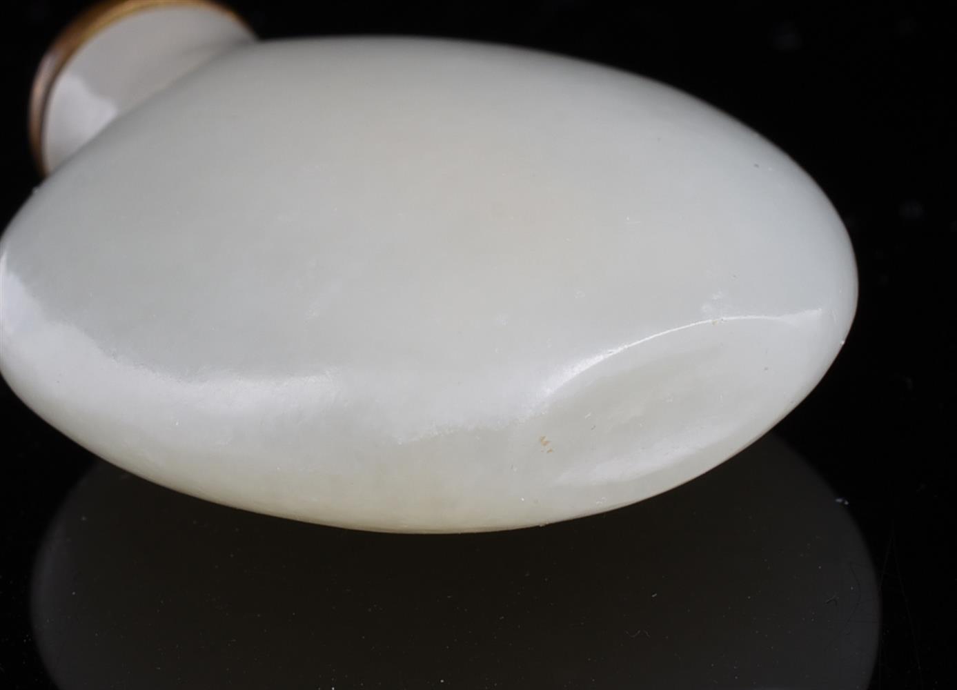 A Chinese pale celadon jade snuff bottle - Bild 4 aus 4