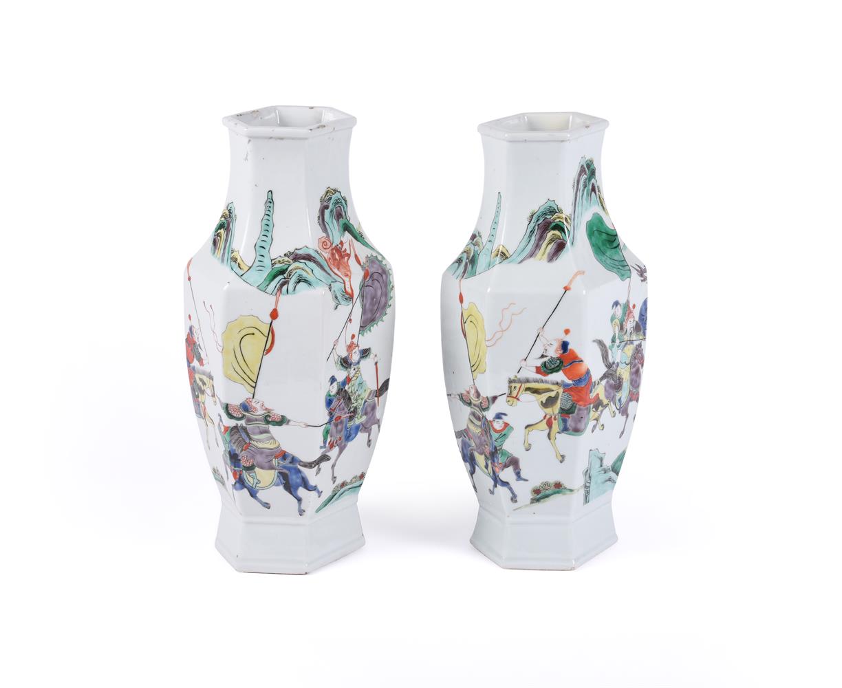 A pair of Chinese famille verte hexagonal vases and covers - Image 3 of 4