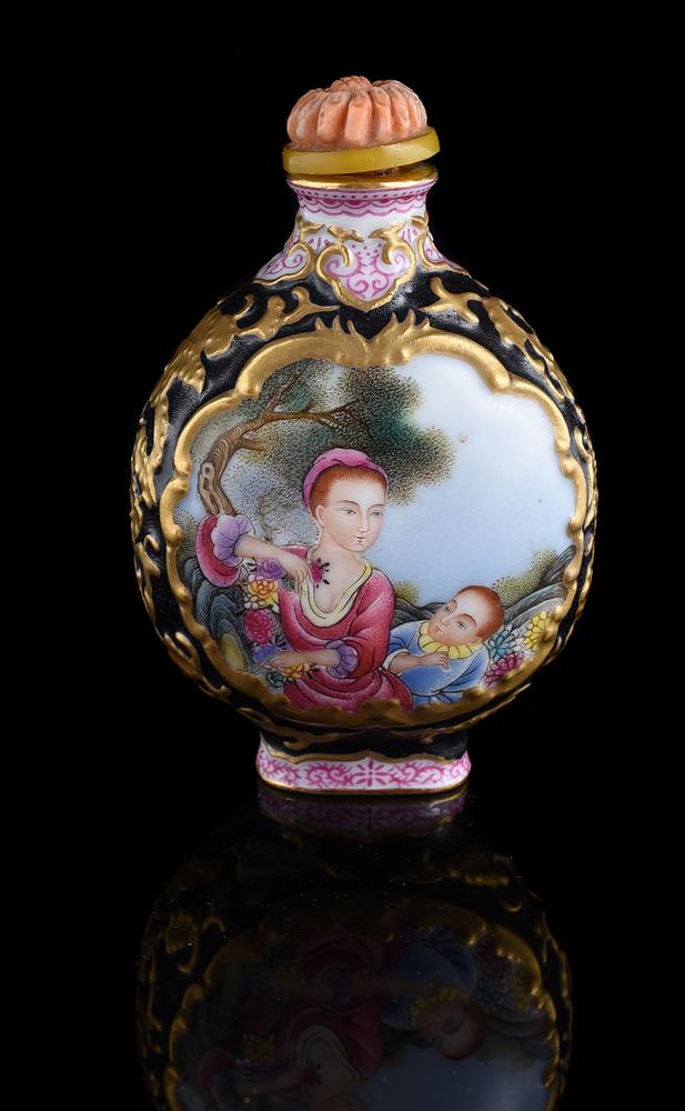 A Chinese porcelain snuff bottle - Image 3 of 4