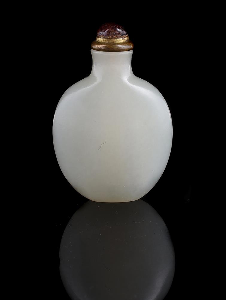 A Chinese pale celadon jade snuff bottle - Bild 3 aus 4